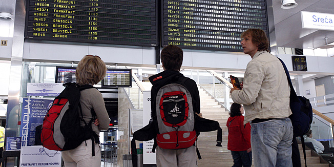 Velika Gorica, 220513.Aerodrom Pleso.Stjuardese Croatia Airlinesa postigle su dogovor s Upravom, te su nakon osam dana prekinule strajk. Avioni Croatia Airlinesa ponovo su poceli letjeti redovito, a manji poremecaji moguci su jedino na ranojutarnjim domacim letovima.Na fotografiji: putnici na aerodromu.Foto: Davor Pongracic / CROPIX