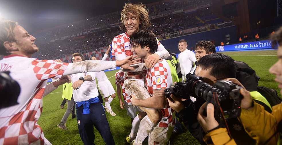 Zagreb, 191113.Stadion Maksimir.Druga, odlucujuca, dokvalifikacijska utakmica za svjetsko prvenstvo u Brazilu izmedju Hrvatske i Islanda. Hrvatska se pobjedom protiv Islanda (2:0) plasirala na Svjetsko prvenstvo 2014. u Brazilu.Na fotografiji: slavlje hrvatskih igraca nakon pobjede nad Islandom. Luka Modric i Vedran Corluka.Foto: Goran Mehkek / CROPIX