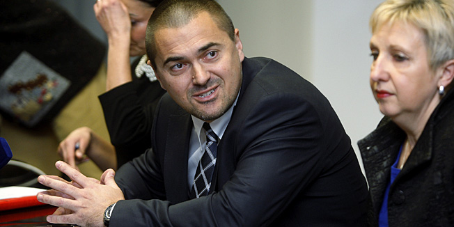 Varazdin, 251113.U kompaniji Varteks odrzana je konferencija za novinare na kojoj je objavljeno da je potpisan sporazum sa bankama, te da je Varteks dobio 10 milijuna eura kredita od poslovnih banaka.Na fotografiji: Zoran Koscec, predsjednik Uprave Varteksa.Foto: Zeljko Hajdinjak / Cropix