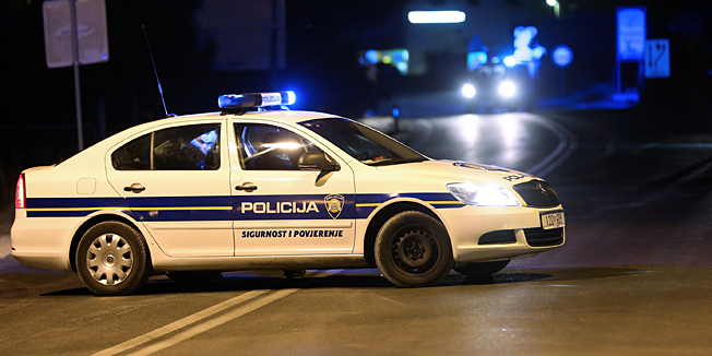 Kastel Stari, 190713. U teskoj prometnoj nesreci koja se dogodila u ranim jutarnjim satima oko 03h na Jadranskoj magistrali, preminuo je pjesak. Na pjesaka je naletio kamion, nakon sto je usmrtio pjesaka vozac kamiona pobjegao je sa mjesta nesrece. Na fotografiji: policijski ocevid.Foto: Zvonimir Barisin / CROPIX