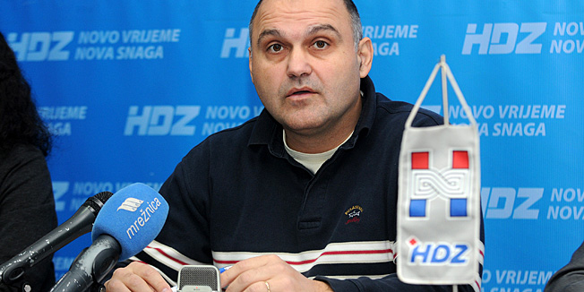 Karlovac, 271113.Karlovacki HDZ odrzao je press konferenciju u svojim stranackim prostorijama gdje je jedina tema bio predstojeci referendum o braku.Na fotografiji: Gradonacelnik Damir Jelic.Foto: Robert Fajt / CROPIX