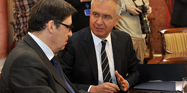 Zagreb, 281113.Redovita sjednica Vlade RH na kojoj se danas, izmedju ostalog, raspravljalo o Nacrtu prijedloga o obiteljskom zakonu, te konacnom prijedlogu zakona o prostornom uredjenju i zakona o gradnji. Na fotografiji: Ranko Ostojic i Zeljko Jovanovic.Foto: Bruno Konjevic / CROPIX