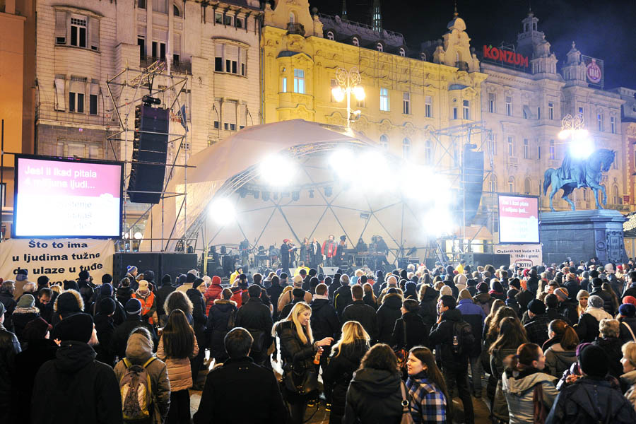 Zagreb, 281113.Koncert na Trgu bana Josipa Jelacica koji je organiziran uoci referenduma 1.12. na kojem ce se gradjani izasnjavati jesu li za ili protiv da se u Ustav unese odredba kojom je brak zajednica muskarca i zene. Ovim koncertom brojni hrvatski glazbenici su se pridruzili gradjanskoj inicijativi i kampanji 'Gradjani glasaju protiv', koja je organizator koncerta i koja poziva na glasanje protiv na referendumu.Foto: Boris Kovacev / CROPIX