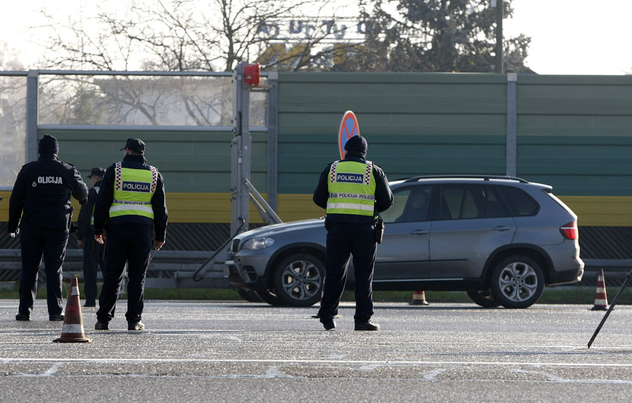 Zagreb, 011213.Naplatne kucice Lucko.Zbog danasnje nogometne utakmice visokog rizika izmedju Dinama i Hajduka, policija na izlazu sa autoputa kod naplatnih kucica u Luckom provjerava putnike u vozilima iz Dalmacije.Foto: Ronald Gorsic / CROPIX