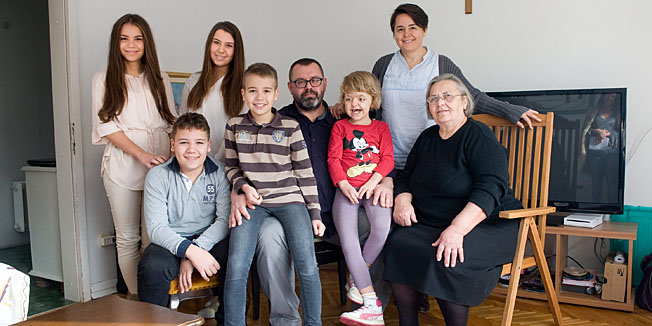 Sesvetski Kraljevec, 011213.Ulica Laurenta Metrala Pierrea.Obitelj Damjanovic cine baka Janja, otac Ante, mama Vjekoslava i djeca Andjela (9), Petar Zvonimir (11), Jakov (13), Marta (14) i Lucija (16).Foto: Darko Tomas / CROPIX