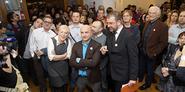 Zagreb, 011213.Drustvo arhitekata.Pracenje prvih rezultata referenduma u stozeru inicijative Gradjani glasaju protiv.Na fotografiji: Sanja Sarnavka i Gordan Bosanac.Foto: Marko Todorov / CROPIX