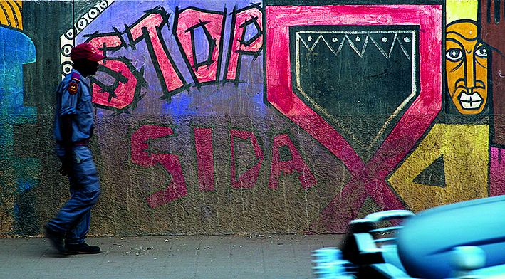 Humanitarci i doktori mlade Mozambičane kroz igru uče kako se treba boriti protiv dva tamošnja najveća zdravstvena problema - malarije i side
