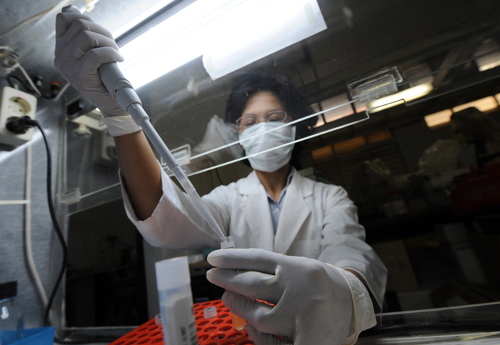 TO GO WITH STORY Asia-health-AIDS-Indonesia BY ARLINA ARSHADIn a picture taken on August 5, 2009, a medical laboratory technician at the Cipto Mangunkusomo government hospital in Jakarta conducts a HIV test on a patient's blood serum. India, Indonesia and Pakistan have become key fronts in Asia's fight against HIV/AIDS, health experts said ahead of the International Congress on AIDS in Asia and the Pacific in Bali starting on August 9. Two of the main talking points are expected to be how to reach the 75 percent of sufferers who are not receiving treatment, and how to stop the disease spreading among intravenous drug users. AFP PHOTO/ROMEO GACAD