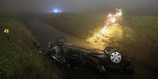 Drenovci, 260210.Sinoc oko 23,10 sati na ulasku u Drenovce od Vrbanje (20-ak kilometara od Zupanje) u kanal sletio vozac osobnog automobila Renault Megan zupanjskih registarskih oznaka te na licu mjesta smrtno stradao. Na fotografiji policijski ocevid.Foto: Damir Glibusic / CROPIX