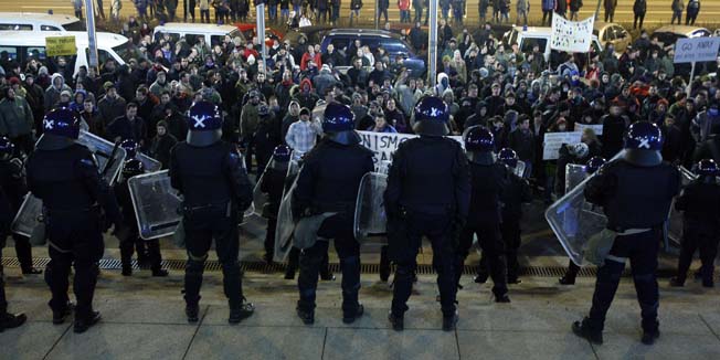 Zagreb, 280211. Novi prosvjed facebook grupe kojemu je cilj rusenje vlade. Nakon okupljanja na Cvjetnom trgu prosvjednici su se uputili prema sredisnjici HDZ-a na Trgu zrtava fasizma a zatim do NSK gdje se nalazi predsjednica vlade Jadranka Kosor na dodjeli Zlatne kune.Na fotografiji: policija ispred NSK.Foto: Davor Pongracic / CROPIX