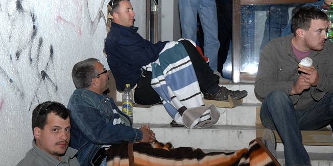 Split, 300312.Radnici propalog Jadrankamena iz Pucisca na otoku Bracu koji cijeli dan prosvjeduju po Splitu noc ce provesti ispred zgrade Uzora koja je takodjer bila u vlasnistvu Bruna Oresara kao i Jadrankamena. Radnici napominju kako se nece vratiti na Brac dok se njihovi problemi ne rijese.Na slici: radnici su zauzeli ulaz u zgradu Uzora. Tamo ih obilaze mnogobrojni gradjani Splita noseci im hranu i pice.Foto: Mario Todoric / CROPIX