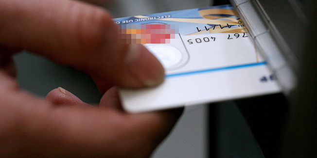 Zagreb, 240309.Zgrada Hypo banke.Ilustracija za poslovanje u bankama snimljena u Hypo banci na Slavonskoj aveniji. Na slici: koristenje bankomata.Foto: Sasa Midzor Sucic / CROPIX