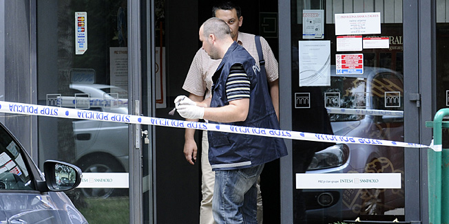 Zagreb, 240611.Sigetje, Gajnice.Danas je doslo do pljacke Privredne banke, gdje je nepoznata osoba uz prijetnju pistoljem razoruzala zastitara i otudjila nepoznatu kolicinu novca. Ocevid je u tijeku.Foto: Admir Buljubasic / CROPIX