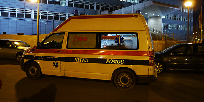 Zagreb, 150313.Policijska postaja, Heinzelova ulica.Izvrsni predsjednik Dinama Zdravko Mamic u poslijepodnevnim satima priveden je u policijsku postaju u Heinzelovoj ulici zbog danasnjih uvreda upucenih Zeljku Jovanovicu, ministru znanosti, obrazovanja i sporta.Zupanijsko drzavno odvjetnistvo Mamica navodno tereti prema clanku Kaznenog zakona koji se odnosi na javno poticanje na nasilje i mrznju.Za vrijeme obavijesnog razgovora Zdravka Mamica, u policijsku postaju u Heinzelovoj stiglo je vozilo Hitne pomoci. Nije poznato jesu li dosli zbog Zdravka Mamica.Na fotografiji: vozilo Hitne pomoci dolazi ispred policijske postaje.Foto: Ronald Gorsic / CROPIX