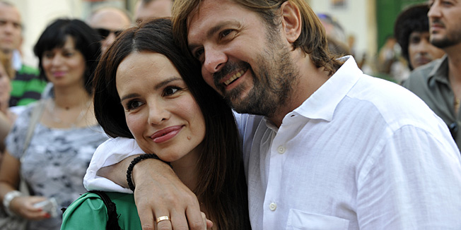 Split, 210712.Poznati sahist Gari Kasparov danas je na splitskim Prokurativama odigrao simultanku humanitarnog karaktera.Povod za ovaj dogadjaj je 100. obljetnica osnivanja Hrvatskog sahovskog saveza, a ujedno ce biti pruzena potpora akciji Sah uz skolu.Medju dvadesetak natjecatelja bili su i Petra Martic, Stipe Bozic, Igor Stimac, Severina Vuckovic sa zarucnikom Milanom Popovicem, gradonacelnik Vukovara Zeljko Sabo, gradonacelnik Kastela Josko Berket i drugi.Na fotografiji: Severina i Milan Popovic.Foto: Nikola Vilic / CROPIX