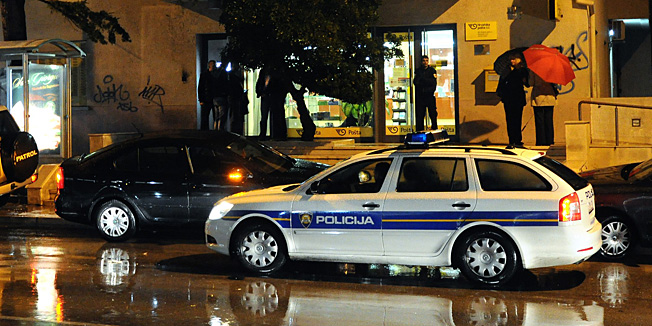 Zadar, 201011Veceras su se u Zadru oko 20 h dogodile dvije pljacke, opljackana je zlatarnica Celje na Poluotoku i mala posta na Vostarnici, ocevid je u tjeku. Na slici: opljackana poslovnica Hrvatske poste.Photo: Luka Gerlanc / CROPIX