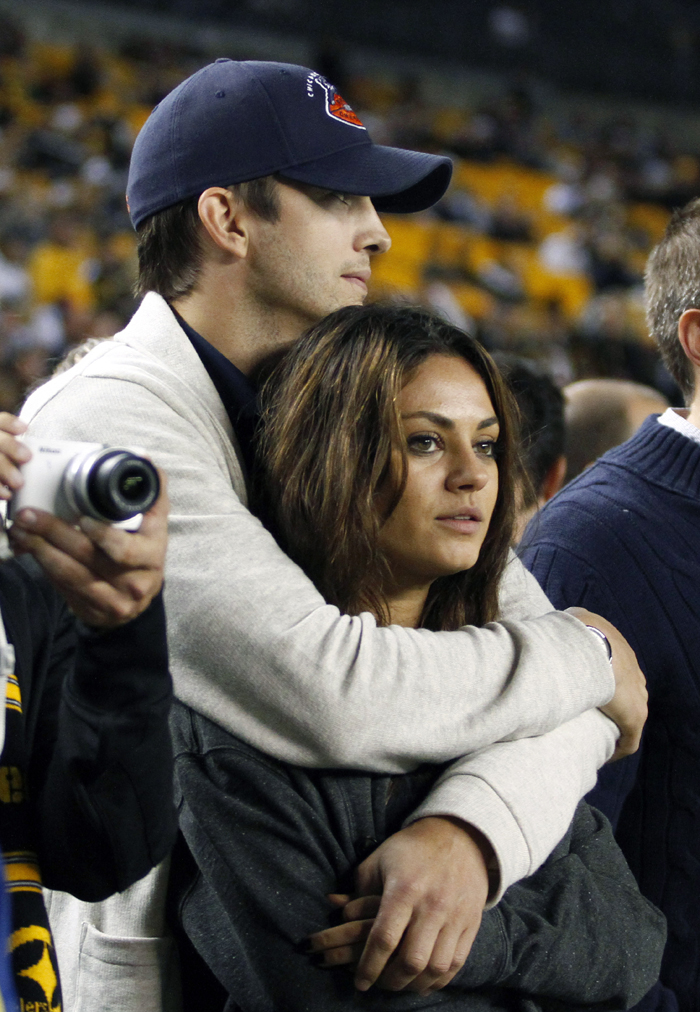 PITTSBURGH, PA - SEPTEMBER 22: Ashton Kutcher and Mila Kunis look on from the sidelines before the game between the Chicago Bears and the Pittsburgh Steelers on September 22, 2013 at Heinz Field in Pittsburgh, Pennsylvania.   Justin K. Aller/Getty Images/AFP