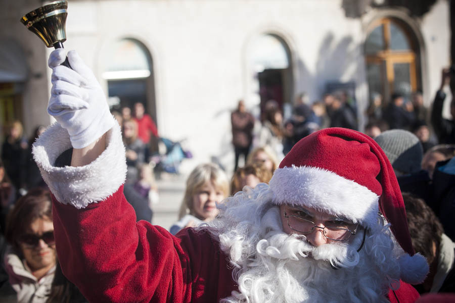 Split, 071213.Djed Mraz zapoceo je turneju po Hrvatskim gradovima. Krenuo je danas iz Splita, zavrsiti ce je 21.12. u Zagrebu. Danas je na splitskoj Rivi dijelio poklone i obradovao najmladje.Foto: Ante Cizmic / CROPIX