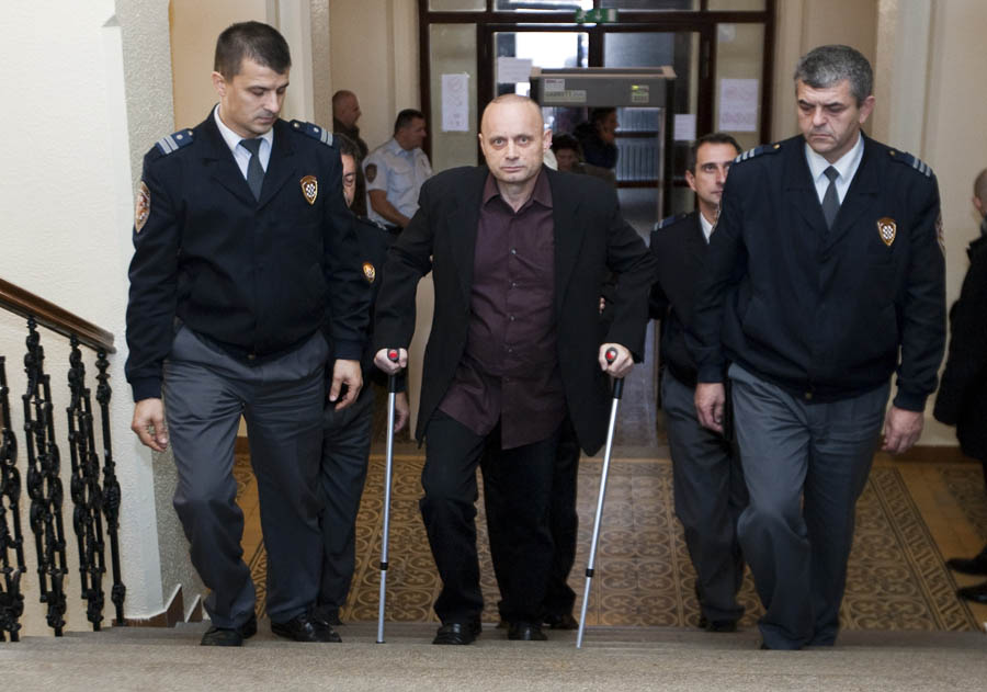 Na fotografiji: pravosudni policajci dovode prvooptuženog Vladimira Milankovića u sudnicu