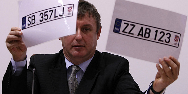 Zagreb, 111213.Ravnateljstvo policije, amfiteatar Ravnateljstva policije, Ilica 335.Uprava za upravne i inspekcijske poslove Ministarstva unutarnjih poslova odrzala je konferenciju za medija na temu provodjenja Zakona o prebivalistu. Na konferenciji je predstavljen i prijedlog novih registracijskih plocica.Na fotografiji: Dusan Miljus pokazuje prijedloge novih registracijskih plocica.Foto: Ronald Gorsic / CROPIX 