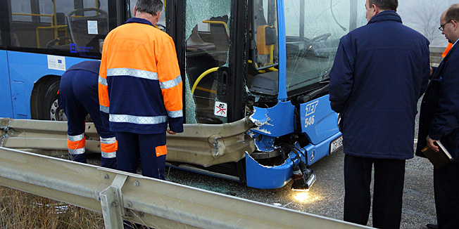 Zagreb, 131213.U ranim jutarnjim satima ZET-ov autobus probio je zastitnu ogradu na Radnickoj cesti u smjeru Domovinskog mosta. U prometnoj nesreci jedna osoba je ozlijedjena.Foto: Marko Todorov / CROPIX
