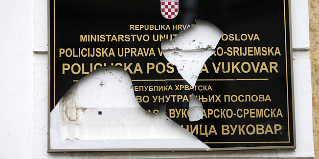 Vukovar, 121113. Pedesetak ljudi okupilo se ispred vukovarske policijske postaje i blokiralo promet na cesti koja spaja istocni i zapadni dio grada.Prosvjednici traze pustanje na slobodu dvojice muskaraca koji su nakon sto su danas razbili cirilicnu plocu na zgradi vukovarske policijie i sukobili se sa policijom te privedeni.Na fotografiji: razbijena cirilicna ploca sa zgrade vukovarske policije.Foto: Vlado Kos / Cropix