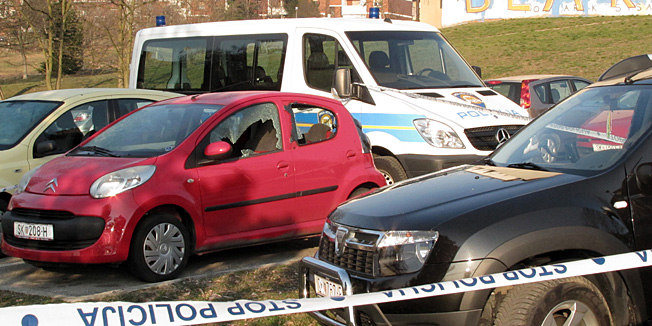 Sisak, 070312.Sinoc oko 22 sata, eksplodirala je nepoznata eksplozivna naprava pod crnim dusterom sisackih registarskih oznaka. U eksploziji su ostecena cetiri automobila, a policija istrazuje tko je stavio eksploziv pod vozilo. Iako je sprava eksplodirala tik do stambenih zgrada, ulice  i pjesackih staza, na srecu u eksploziji nitko nije stradao.Foto: Mate Piskor / CROPIX                          
