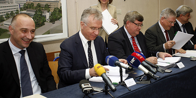 Rijeka, 181213.U KBC-u Rijeka, lokalitet Susak, potpisan je Ugovor o realizaciji projekta javno-privatnog partnerstva Klinicki bolnicki centar Rijeka. Ugovor su potpisali gradonacelnik Rijeke Vojko Obersnel, ministar zdravlja Rajko Ostojic, sanacijski upravitelj rijeckog KBC-a Herman Haller i Josip Borak, predsjednik Upravnog odbora Centra za pracenje poslovanja energetskog sektora i investicija. Gradnja novog KBC-a na podrucju danasnjeg lokaliteta Susak ukljucuje izgradnju novih gradjevina te dogradnju i rekonstrukciju postojecih. Na fotografiji: Ivan Vrdoljak, Rajko Ostojic, Vojko Obersnel, Herman Haller, Zlatko Komadina .Foto: Tea Cimas / CROPIX