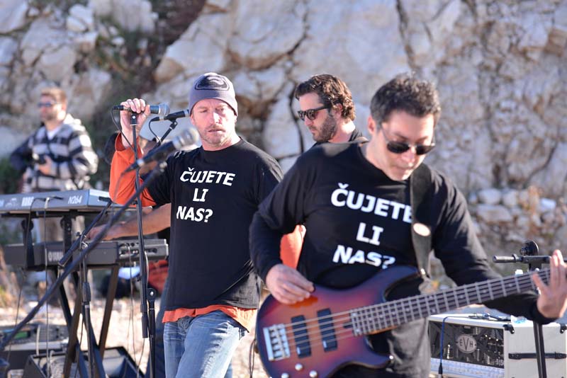 Brijesta, 211213. Dubrovacka grupa Atlantida odrzala je koncert Cujete li nas, na stopi buduceg Peljeskog mosta.Foto: Tonci Plazibat / CROPIX