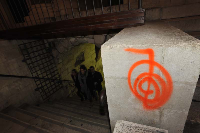 Split, 211213.Zidovi Dioklecijanove palace isarani su dalekoisticnim Reiki simbolima. Grafiti su nacrtani na starim kamenim proceljima i zidovima na Peristilu, Zlatnim vratima i u podnozju Jupiterovog hrama.Na fotografiji: ulaz u Dioklecijanove podrume s Peristila.Foto: Nikola Vilic  / CROPIX