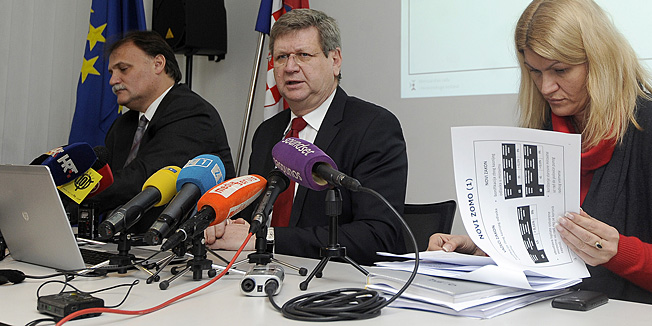 Zagreb, 231213.Ministarstvo rada i mirovinskog sustava.Ministar Mirando Mrsic predstavio je danas na konferenciji za medije novosti u mirovinskom sustavu koje stupaju na snagu s pocetkom 2014. godine.Na fotografiji:  Srecko Vukovic, Mirando Mrsic, Mirjana Radjenovic.Foto: Damir Krajac / CROPIX