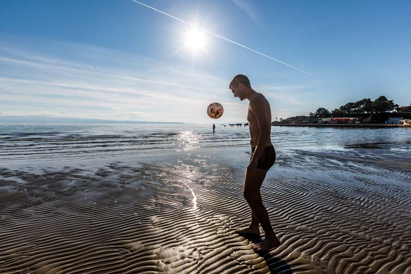 Split, 231213. Stabilno i suncano vrijeme u Dalmaciji i dalje se nastavlja, pa su na Bacvicama najhrabriji gustali u nogometu. Na fotografiji: Detalj sa Bacvica.Foto: Zvonimir Barisin / CROPIX