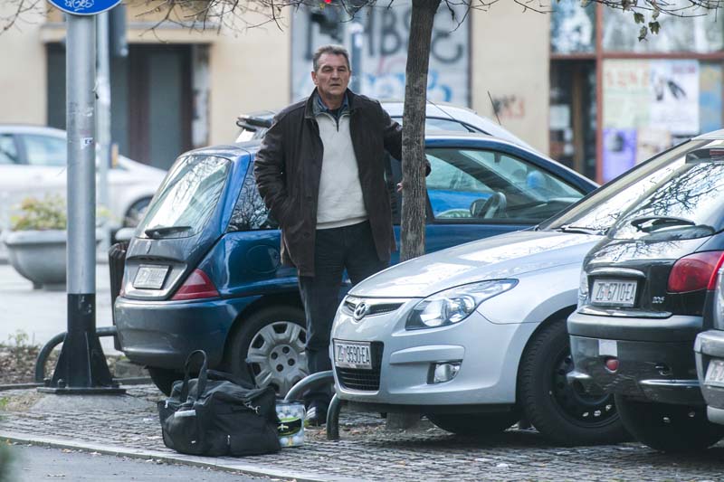 Zagreb, 251213.Radimir Cacic, koji je na izdrzavanju zatvorske kazne u zatvoru poluotvorenog tipa, Valtura u Istri, danas nesto prije 16 sati cekao je prijevoz ispred hotela Sheraton. Osim putne torbe uz sebe je imao i palicu za golf te paket golf loptica.Foto: Neja Markicevic / CROPIX