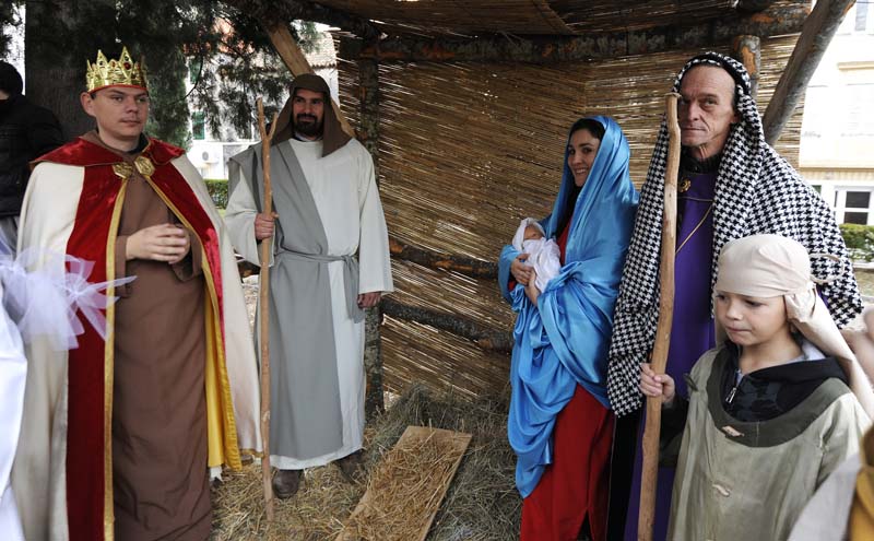 Sibenik, 251213.U parku ispred crkve Gospe van grada postavljene su zive jaslice , sa domacim zivotinjama ovcama, kozama i magarcem koju su privlacile djecu.Foto: Niksa Stipanicev / CROPIX