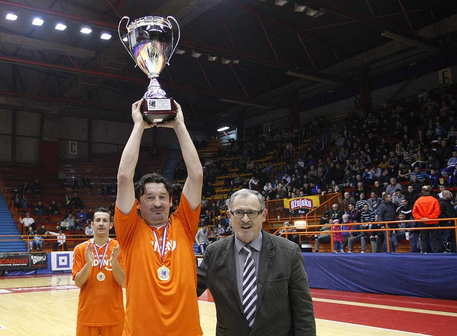 Zagreb, 281213.Dom sportova, dvorana II, Trg Kresimira Cosica 11.43. Malonogometni turnir Kutija sibica 2013. Utakmica veteranskog finala. Rident - Pun PogodakNa fotografiji: Ivica Sparavec sa igracima Ridenta.Foto: Ronald Gorsic / CROPIX