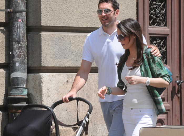 Zagreb, 070610.Suncano vrijeme izvuklo je poznate na spicu.Na slici: Rukometas HSV-a Blazenko Lackovic sa suprugom i djetetom u kolicima u BogovicevojFoto: Miso Lisanin / CROPIX