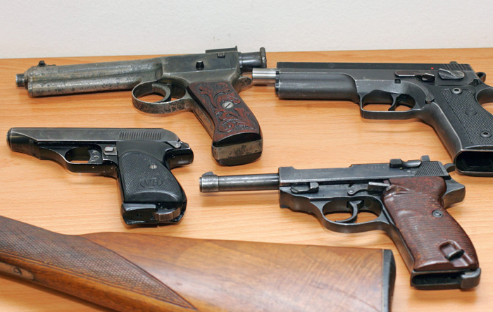 Rijeka, 170310.Danas je u Policijskoj upravi Rijeka na tiskovnoj konferenciji pokazano oduzeto oruzje koje su posjedovala petorica osoba sa podrucja Rijeke. Oruzje je vecinom trofejno i njihovi vlasnici nisu evidentirani kao pocinitelji kaznenih djela.Foto: Zeljko Sop / CROPIX