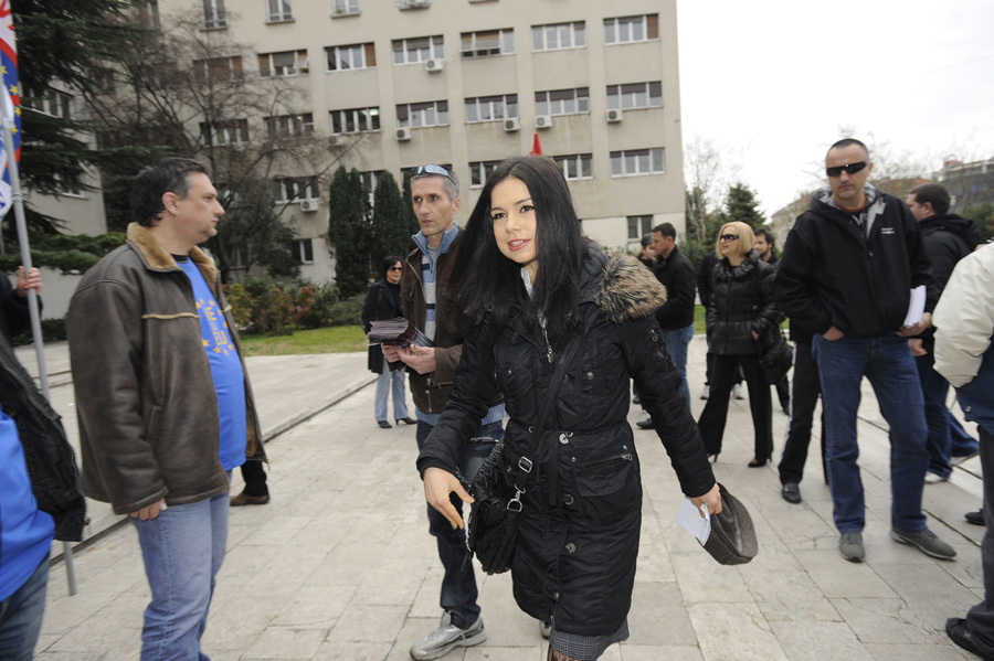 Split,  130112.Kristina Curkovic koja je prije pola godine skinula zastavu EU sa zgrade poglavarstva (Banovine) danas u 9.30 je dosla na prvo rociste na Prekrsajni sud u Splitu.Na slici Kristina je dosla na sud okruzena prosvjednicima protiv EU.Foto: Nikola Vilic / CROPIX