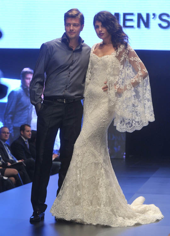 Zagreb, 261012.U sklopu manifestacije Dani vjencanja na Zagrebackom velesajmu odrzana je humanitarna revija. Modele su, poznate manekenke, nosile i neke poznate osobe iz javnog zivota. Humanitarna gala modna revija je ove godine organizirana u korist Djecje kirirgije u Klinici za djecje bolesti u Klaicevoj.Na fotografiji: Amar Bukvic sa pratiljom.Foto: Srdjan Vrancic / CROPIX