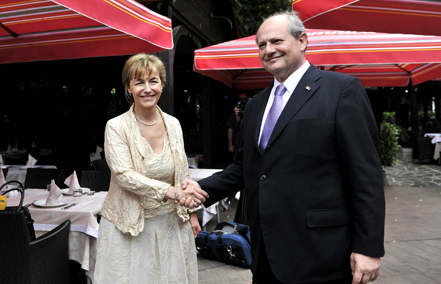 Zagreb, 300613. Restoran Okrugljak.Sefica hrvatske diplomacije Vesna Pusic ugostila je na svecanom rucku povodom obiljezavanja ulaska Hrvatske u EU kolege ministre vanjskih poslova iz zemalja regije: Zlatka Lagumdziju (BiH), Igora Luksica (Crna Gora), Envera Hoxhaja (Kosovo), Nikolu Poposkog (Makedonija) i Ivana Mrkica (Srbija).Na slici: Ivan Mrkic i Vesna Pusic.Foto: Srdjan Vrancic / CROPIX