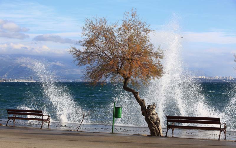 Kastel Novi, 040114. Jako jugo u Kastelanskom zaljevu.Na vremenske prilike na Jadranu je danas pocela utjecat ciklona Danijela koja ce donjeti na sjevernom jadranu kisu i jako jugo.Foto: Zvonimir Barisin / CROPIX