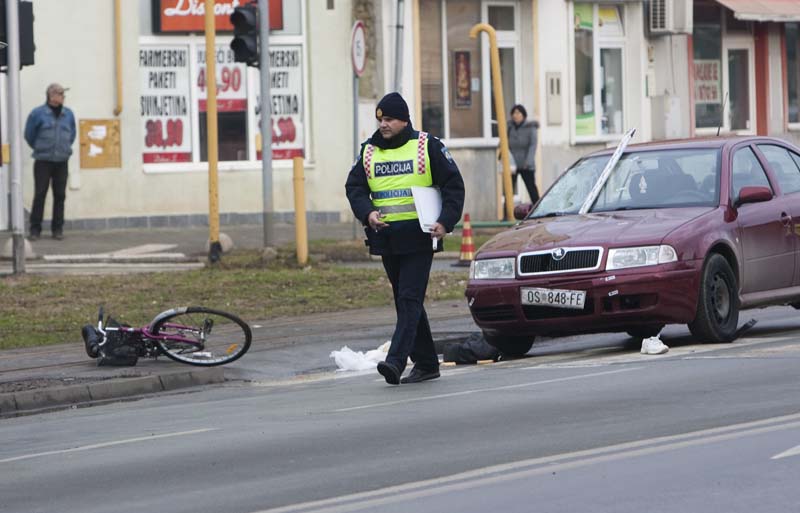 Osijek, 040114.Prometna nesereca s poginulom osobom na krizanju Strossmayerove i Petefijeve ulice u Osijeku. Policijski ocevid je jos u tijeku, a prema nesluzbenim informacijama nesrecu je skrivio vozac Skode osjecke regitracije kada je na pjesackom prijelazu naletio na zenu koja je gurala bicikl.Na fotografiji: policijski ocevid.Foto: Vlado Kos / CROPIX