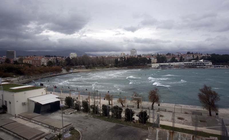  Split, 050114.Olujno jugo zaustavilo je u Splitu katamaranski promet prema obliznjim otocima, ispraznilo je ulice i trgove i napunilo prodajne centre.Na ulicama i na omiljenim setalistima uz more ostali su samo pravi zaljubljenici u prirodu: fotografi, rijetki kupaci i jedrilicari.Na fotografiji: kupaliste Bacvice. Foto: Vladimir Dugandzic / CROPIX    