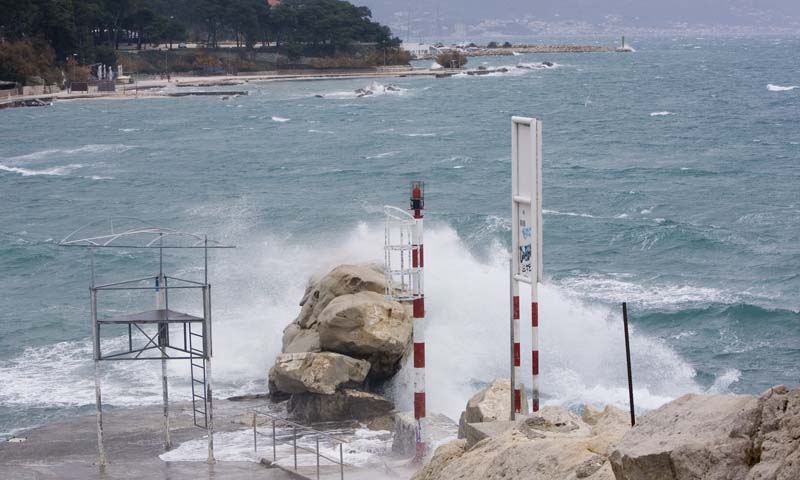  Split, 050114.Olujno jugo zaustavilo je u Splitu katamaranski promet prema obliznjim otocima, ispraznilo je ulice i trgove i napunilo prodajne centre.Na ulicama i na omiljenim setalistima uz more ostali su samo pravi zaljubljenici u prirodu: fotografi, rijetki kupaci i jedrilicari.Na fotografiji: olujno jugo na Bacvicama. Foto: Vladimir Dugandzic / CROPIX    