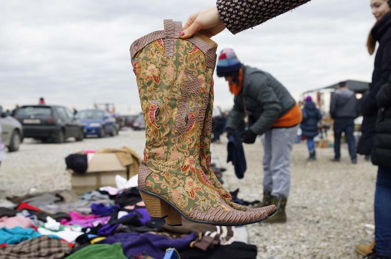 Zagreb, 050114.Sajam Hrelic najveci je zagrebacki sajam rabljene robe. Odrzava se srijedom i nedjeljom tijekom citave godine i biljezi brojku od 40 tisuca posjetitelja u danima sajma. Zagrepcani ga smatraju strukturnom karakteristikom grada i drustvenim fenomenom koji se treba dozivjeti. Na fotografiji: ponuda na Hrelicu.Foto: Marko Todorov / CROPIX