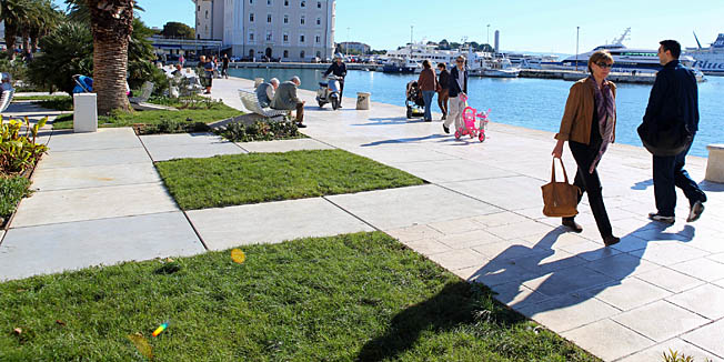 Split, 071113. Nakon pogorsanja koje je zahvatilo Dalmaciju pocetkom tjedna, druga polovica tjedna je obiljezena opet sa suncem i visokim temperaturama. Splicani su lijepo vrijeme iskoristili za setnju rivom u ljetnoj odjeci.Na fotografiji: splitska riva.Foto: Zvonimir Barisin / CROPIX