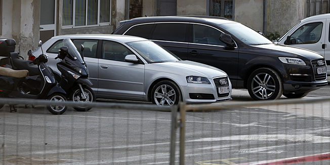 Pula, 170511.Zaposlenici Agencije za upravljanje drzavnom imovinom pocela je plijeniti imovinu iz slucaja Cetinski. Prva zapljena je iz odvjetnickog ureda supruznika Hrvatin u Rovinju, a zapljenjen je Audi A3 i Audi Q7. Na slici: oduzeti automobili smjesteni su u slobodnoj zoni luke Pula.Foto: Srecko Niketic / CROPIX