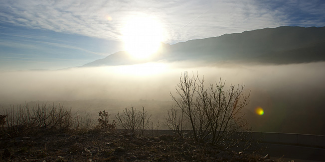 Trilj, 090114.Zbog izuzetno visokih temperatura zraka i izostanku sjevernih vjetrova ,jutarnja magla prekriva podrucje oko rijeke Cetine u sinjskom i triljskom polju zadrzavajuci se do ranog popodneva.Na fotografiji: Prizor magle u Trilju i okolici.Foto: Vojko Basic / CROPIX
