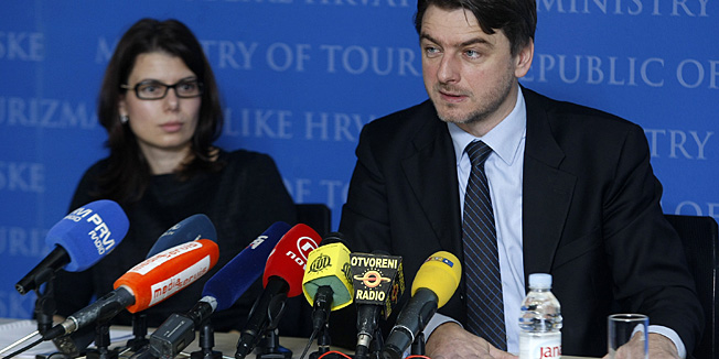 Zagreb, 100114.Ministarstvo turizma, Prisavlje.Ministarstvo turizma danas je na konferenciji za medije objavilo rezultate turistickog prometa Hrvatske u 2013. godini, te su najavili aktivnosti za 2014. godinu. Rezultate turistickog prometa u prosloj godini, te izazove u godini koja slijedi, predstavili su ministar turizma Darko Lorencin i direktorica Glavnog ureda turisticke zajednice Meri Matesic.Na fotografiji: Meri Matesic i Darko Lorencin.Foto: Ranko Suvar / CROPIX