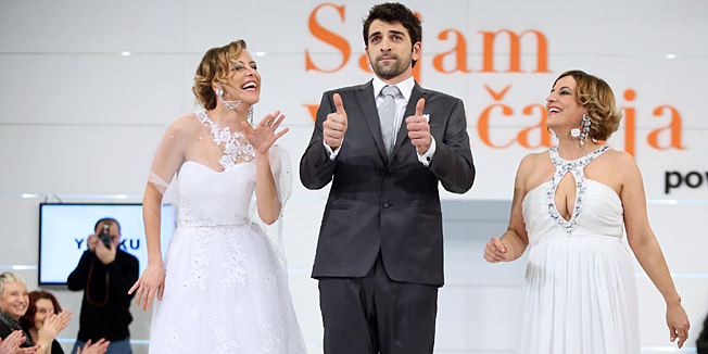 Osijek, 110114.Veceras je u centru Portanova otvoren 5. Sajam vjencanja.U sklopu sajma odrzana je i VIP modna revija vjencanica i svecanih odjela koju su podrzale i brojne poznate osobe koje su, secuci pistom uz modele, pridonijele kampanji humanitarne akcije Palcic gore.Pistom su prosetale politicarka Biljana Borzan, pjevacica Danijela Pintaric, glumice Hrvatskog narodnog kazalista u Osijeku Antonija Pintaric, Nela Kocsis, Ivana Gudelj, Vladimir Tintor i Petra Cicvaric, direktorica marketinga TC Portanova Gabrijela Grgic Bartowski, dogradonacelnik Grada Osijeka Vladimir Ham, nogometas Goran Ljubojevic, te glazbenik Mario Roth. Na fotografiji: Petra Cicvaric i Vladimir Tintor.Foto: Emica Elvedji / CROPIX